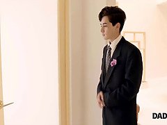 Daddy4k. naive gal betrügt zukünftigen ehemann mit seinem erfahrenen vater