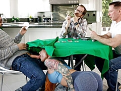 Bad, Grosse titten, Blasen, Kehlenfick, Spiele, Hardcore, Rotschopf, Flotter dreier