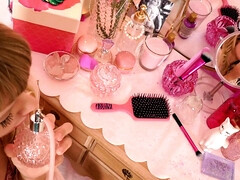 Kont, Blond, Bruinharig, Fetisj, Hakken, Lesbisch, Natuurlijke tieten, Tieten likken