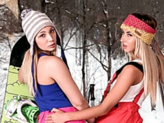 Gros cul, Grosse bite, Gros seins, Sucer une bite, En levrette, 2 femmes 1 homme, Maigrichonne, Adolescente