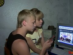 Blondine, Blasen, Gehörnter ehemann, Freundin, Hardcore, Realität, Jungendliche (18+), Titten