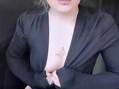 Rubia, Coche, Lencería, Madres para coger, Público, Solo, Tetas, Juguetes