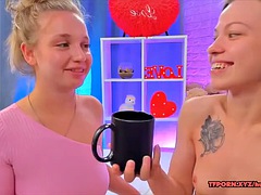Tetas grandes, Rubia, Penetracion con dedos, Besar, Lesbiana, Lencería, Chupando, Tetas
