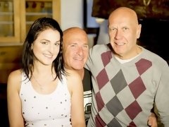 お尻, フェラチオ, 茶髪の, ダブル開発, 手コキする, 3p男男女, 剃毛, ティーン
