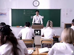 18 jaar, Grote kont, Grote lul, Pijpbeurt, Hondjeshouding, Japaans, Mager, Tiener