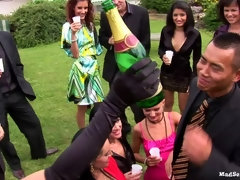 Vestidas, Corridas, Orgía, Al aire libre, Fiesta, Satén, Intercambio de parejas, Mojado