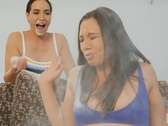 Arsch, Braunhaarige, Küssen, Lesbisch, Lecken, Masturbation, Muschi, Entkleiden