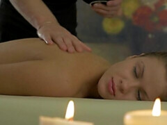Grosse bite, Sucer une bite, Brunette brune, En levrette, Massage, Seins naturels, Maigrichonne, Nénés