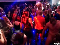 Blondine, Cfnm, Kehlenfick, Gruppe, Milf, Strümpfe, Swingers, Unter dem rock