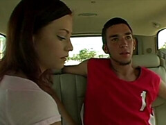 Enthousiasteling, Auto, Handbeurt, Masturbatie, Buiten, Klein, Kort haar, Mager