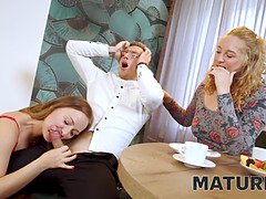 ブロンド, エロ熟女, 女 人男 人, 熟年, 淫乱熟女, ロシア人, 義母, 三人