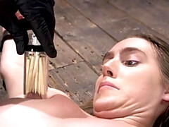 Sadomasoquismo, Rubia, Amarrada, Dominación, Guantes, Humillación, Tatuaje, Vibrador