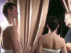 Una coppia entra per la prima volta in un club SPA di scambisti. Alla scoperta di un mondo inaspettato