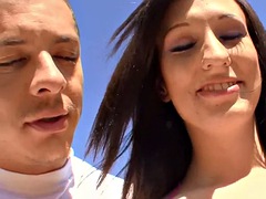 Grosse bite, Bikini, Sucer une bite, Brunette brune, Voiture, Hard, De plein air