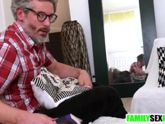 Sucer une bite, Brunette brune, Famille, Masturbation, Mamelons, Chatte, Tabou, Allumeuse