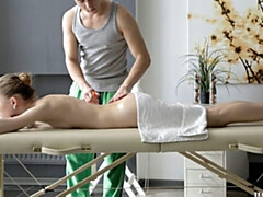 Gros cul, Grosse bite, Sucer une bite, Seins naturels, Rasée, Cheveux courts, Adolescente, Nénés