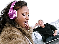 Grosser arsch, Grosser schwanz, Blasen, Braunhaarige, Hundestellung, Schwarz, Milf, Natürlichen titten