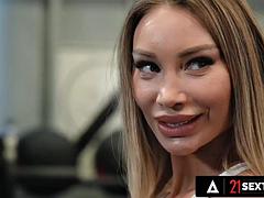 Tussi, Grosse titten, Blondine, Blasen, Spermaladung, Doppelpenetration, Sporthalle, Flotter dreier