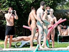 Grosse bite, Sucer une bite, En levrette, 2 femmes 1 homme, Seins naturels, De plein air, Maigrichonne, Nénés