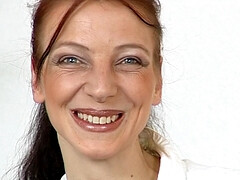 お尻, 淫乱熟女, 裸, オマンコ, 赤毛, 一人, オッパイの, おもちゃ