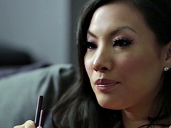 Mature Japanese woman gets her ass drilled in the back seat of the car