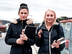 Anaal, Kont, Blond, Pijpbeurt, 1 man 2 vrouwen, Handbeurt, Tiener, Trio