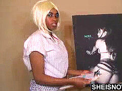 Schwarz, Schwarz, Hintern versohlen