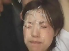 Asiatisch, Braunhaarige, Kehlenfick, Aufs gesicht abspritzen, Gruppensex, Gruppe, Japanische massage, Öffentlich