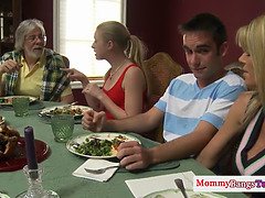 お尻, 茶髪の, エロ熟女, バック, なめる, 淫乱熟女, 義母, 三人