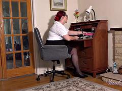 Leie, Tante, Britisch, Pummelig, Masturbation, Milf, Büro, Rotschopf