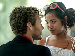 Asiatisch, Arsch, Blasen, Braunhaarige, Hundestellung, Handjob, Interrassisch, Tätowierung