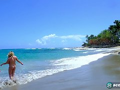 Tetas grandes, Bikini, Rubia, Morena, Linda, Natural, Tetas naturales, Piscina