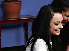 美女, イギリス人, 着衣女と全裸男, ヨーロピアン, フェティッシュ, グループ, 手コキする, Hd