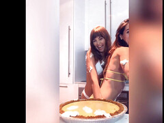 Arsch, Braunhaarige, Selbstgemacht, Küche, Lesbisch, Zierlich, Scherzbold, Titten