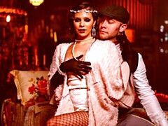 18 ans, Gros cul, Grosse bite, Brunette brune, En levrette, Cheveux courts, Adolescente, Nénés