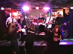 着衣女と全裸男, 公共