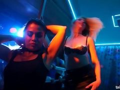 Zwart, Bruinharig, Aangekleed, Likken, Orgie, Feest, Kut duiken, Verlegen