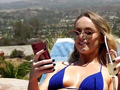 Grosser schwanz, Blondine, Nahaufnahme, Interrassisch, Zierlich, Pool, Ablutschen, Titten