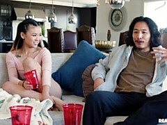 アジア人, お尻, デカチン, フェラチオ, 茶髪の, バック, 自然山雀, ティーン