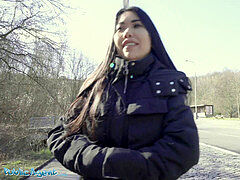 Enthousiasteling, Aziatisch, Pijpbeurt, Sperma shot, Orgasme, Openbaar, Russisch, Tieten likken