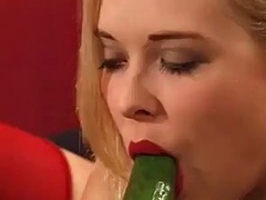 danske lesbiske har det sjovt med frugt - dina og jessica