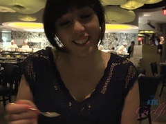 Salle de bains, Gros cul, Bottes, Brunette brune, Poilue, Branlette thaïlandaise, Pov, Fumer