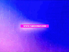 Leie, Grosse titten, Schwarz, Blondine, Vollbusig, Doppelpenetration, Sporthalle, Interrassisch