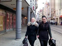 Blonde, Brunette brune, Classique, Allemand, Mamelons, Orgasme, Public, Plan cul à trois