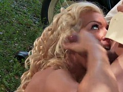 Verga grande, Tetas grandes, Rubia, Corridas, Al aire libre, Clasico