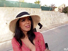 Grosser arsch, Grosser schwanz, Grosse titten, Blasen, Hundestellung, Latina, Milf, Im freien