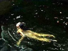 Grote mammen, Bruinharig, Gek, Frans, Naakt, Buiten, Softcore pornografie, Oud