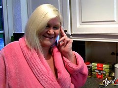 Leie, Arsch, Blondine, Blasen, Mutti, Muschi, Stiefmutter, Strümpfe