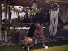 Anaal, Kont, Kont naar mond, Badpak, Sperma in mond, Buiten, Zuigen, Tatoeage