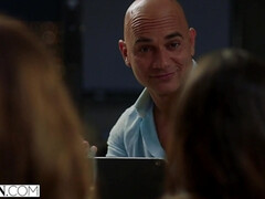 Gros seins, Sucer une bite, Brunette brune, Éjaculer dans la bouche, Faciale, Chatte, Chevaucher, Plan cul à trois